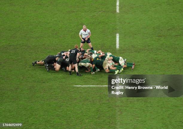 Referee Wayne Barnes watches over a scrum during the Rugby World Cup France 2023 Gold Final match between New Zealand and South Africa at Stade de...