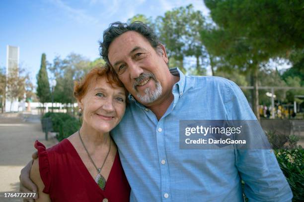 amici lgtbq+ anziani - iberico sud europeo foto e immagini stock