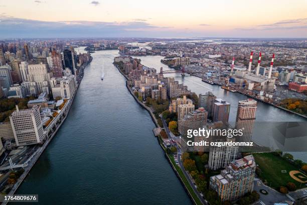 aerial view of roosevelt island at sunset manhattan, new york - long island city stock pictures, royalty-free photos & images