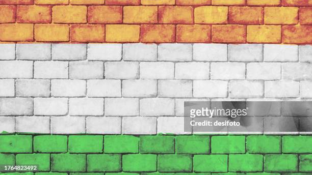 ziegelwand strukturierter grunge-vektor indischer dreifarbiger rustikaler verblasster hintergrund mit drei einfarbigen horizontalen bändern in hellorangen oder safranfarbenen, weißen und grünen farben - dreifarbig stock-grafiken, -clipart, -cartoons und -symbole