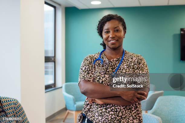 ascoltando con attenzione - servizio sanitario nazionale britannico foto e immagini stock