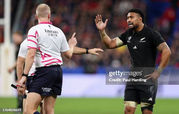 Ardie Savea of New Zealand interacts with Referee Wayne Barnes during the Rugby World Cup France 2023 Gold Final match between New Zealand and South...