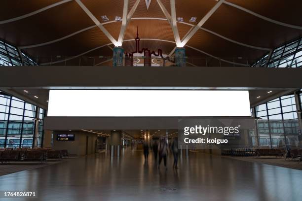 blank billboard on airport aisle - horizontal - fotografias e filmes do acervo