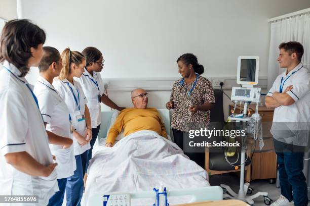 student nurses learning on the job - medical technical equipment stock pictures, royalty-free photos & images