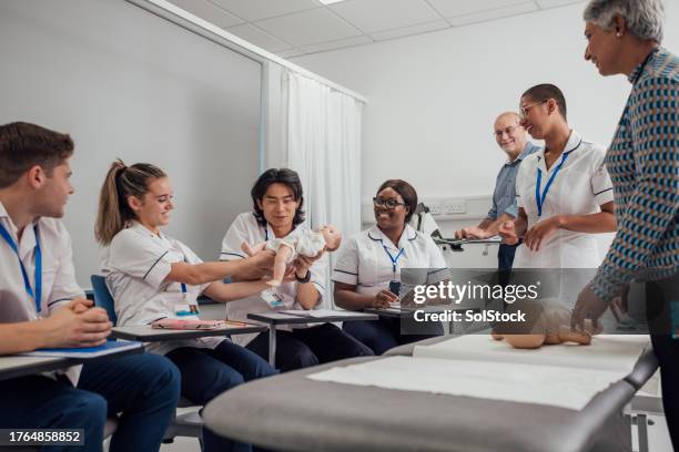 aprendizaje de la atención pediátrica - comadrona fotografías e imágenes de stock
