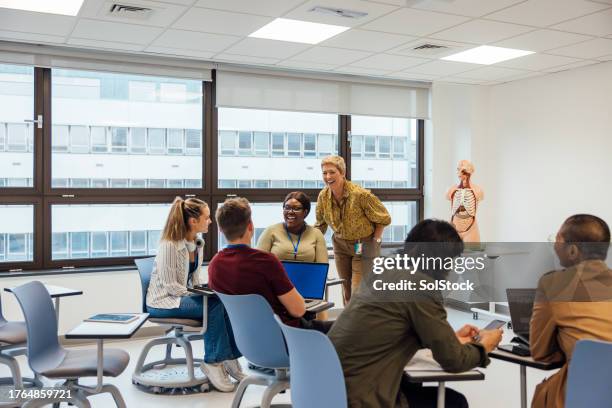 junior doctors in class - medisch student stockfoto's en -beelden