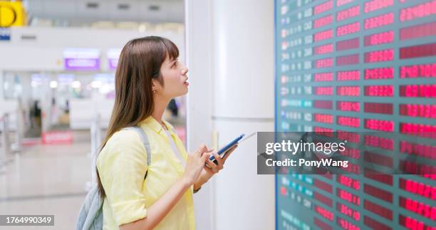regard féminin sur le conseil des taux de change - bureau de change photos et images de collection