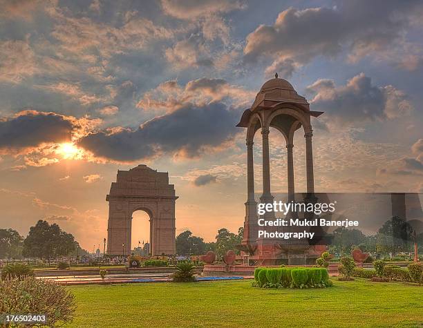 india gate and canopy at sunset - porta da índia imagens e fotografias de stock