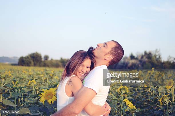 evviva i pazzi che hanno capito cos'è l'amore. - amore stock pictures, royalty-free photos & images