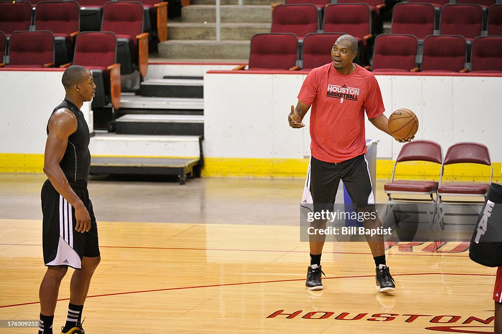 Dwight Howard works out with Hakeem Olajuwon