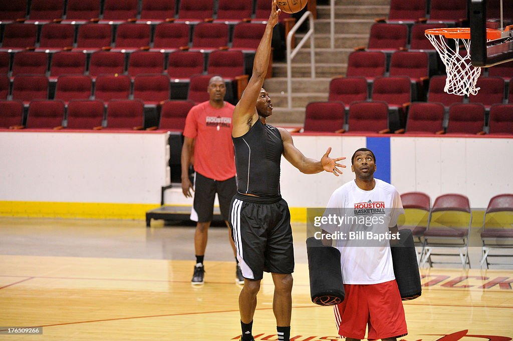 Dwight Howard works out with Hakeem Olajuwon