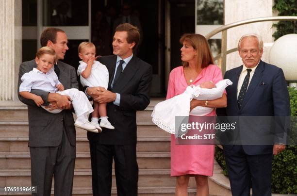 Photo datée du 07 septembre 1987 de la princesse Caroline de Monaco posant avec son nouveau-né Pierre à la sortie de la Maternité à Monaco, avec le...