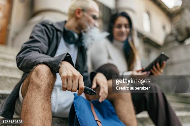 tomando un descanso - desechable fotografías e imágenes de stock