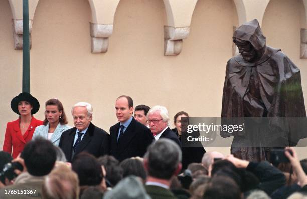 Monaco's ruling Prince Rainier surrounded by Princess Caroline, Princess Stéphanie and Crown Prince Albert, unveil 08 January 1997 on the Palace...