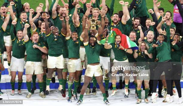 Captain, Siya Kolisi of South Africa lifts the Webb Ellis Cup with teammates following the Rugby World Cup France 2023 Gold Final match between New...