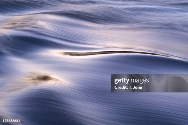 flow - corriente de agua agua fotografías e imágenes de stock