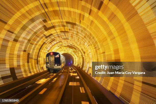 subway train in motion at c eighth avenue local. speeding train in new york city subway subway railroad tracks, nyc, new york, usa - métro transport ferroviaire photos et images de collection