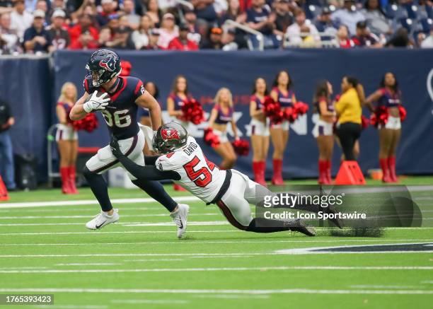 Houston Texans tight end Dalton Schultz evades a tackle by Tampa Bay Buccaneers linebacker Lavonte David in the third quarter during the NFL game...