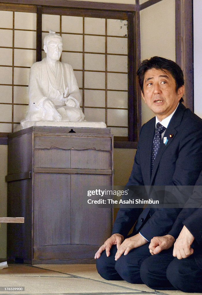 Japanese Prime Minister Abe Makes Homecoming Visit to Yamaguchi