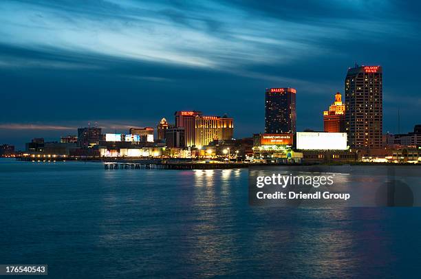 the atlantic city skyline and boardwalk at dusk. - atlantic city fotografías e imágenes de stock