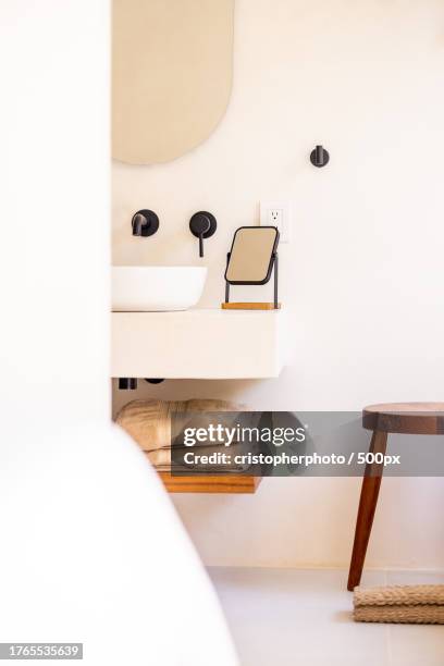 a clean and tidy bathroom - clean closet stockfoto's en -beelden