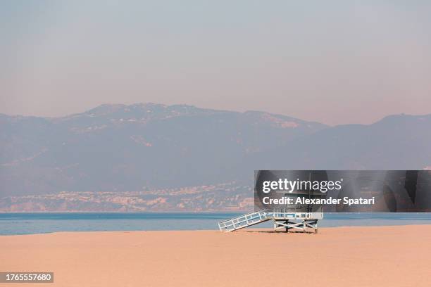 lifeguard tower on venice beach, los angeles, california, usa - südkalifornien stock-fotos und bilder