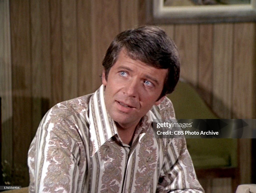 Robert Reed as Mike Brady in the Brady Brunch episode,