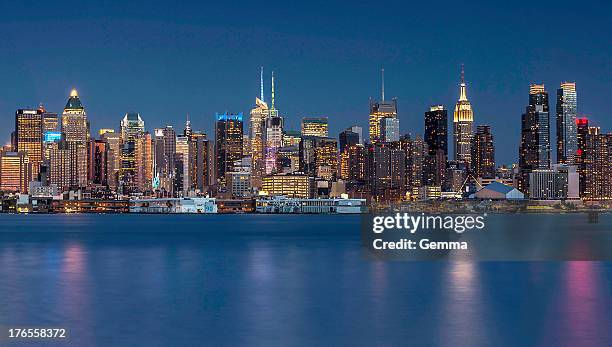 blue hour in manhattan - nyc skyline night stockfoto's en -beelden