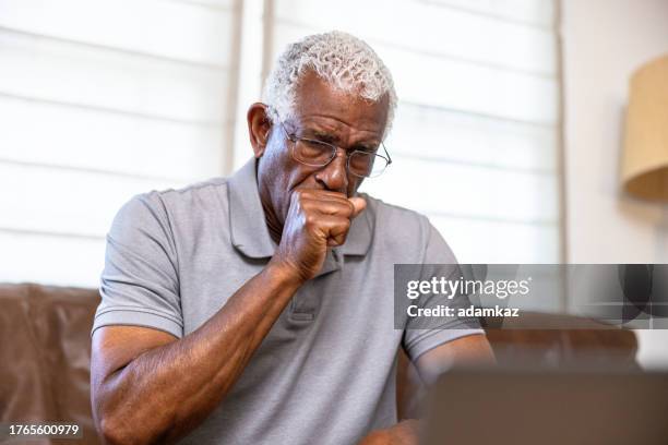 homme noir âgé toussant - tousser photos et images de collection