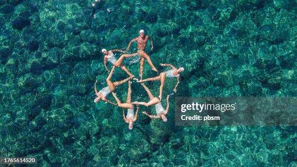 kunstschwimmen im mittelmeer - mallorca , balearen - synchronized swimming stock-fotos und bilder