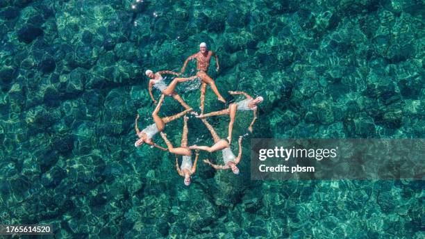 natation artistique en méditerranée - majorque , îles baléares - synchronized swimming photos et images de collection