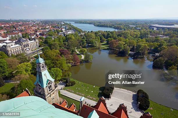 elevated view of hanover's maschpark - hanover photos et images de collection