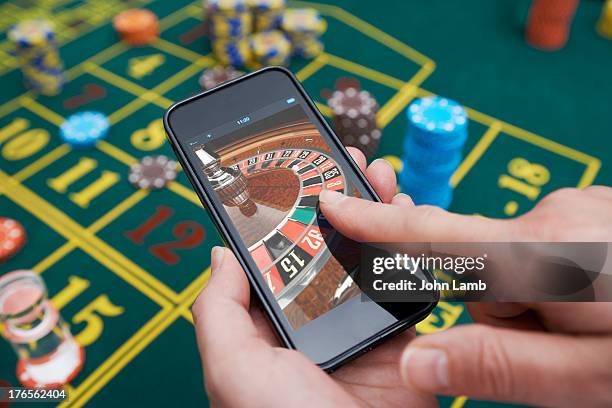 smartphone roulette - internet gambling stock pictures, royalty-free photos & images