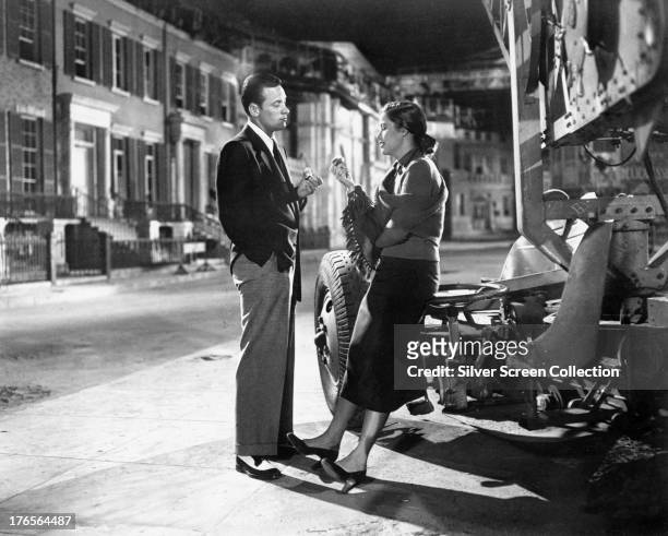 American actors William Holden as Joe Gillis and Nancy Olson as Betty Schaefer in 'Sunset Boulevard', directed by Billy Wilder, 1950.
