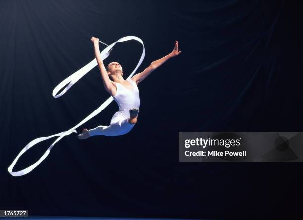 Gymnast Ribbon Routine Ribbon Routine Rhythmic Gymnastics Photos et images de collection ...