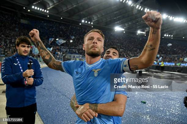 Ciro Immobile of SS Lazio celebrates a opening goal a penalty with his team mates during the Serie A TIM match between SS Lazio and ACF Fiorentina at...