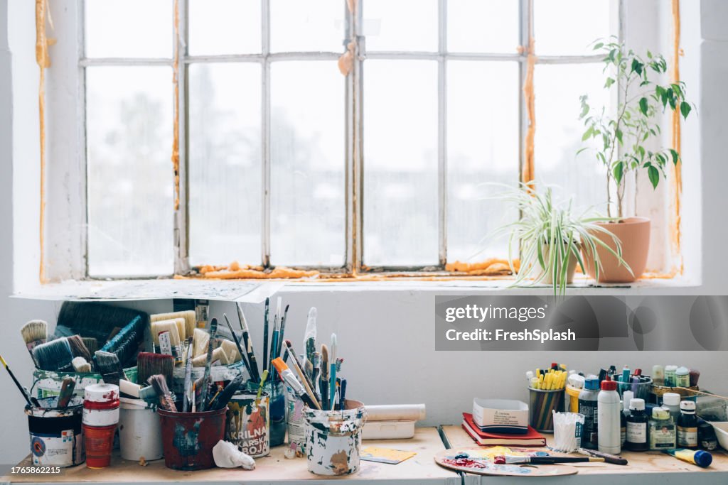 アーティストのサンクチュアリ’スタジオは、創造性のツールで飾られた