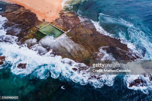rock pool and coastline, sydney, australia - sydney ocean drone stockfoto's en -beelden