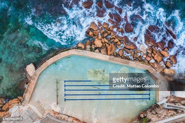 bronte baths ocean pool aerial, sydney - sydney ocean drone stockfoto's en -beelden
