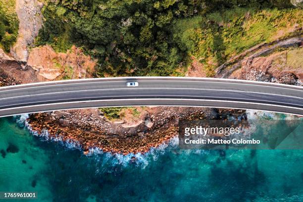 aerial view of coastal highway, sydney, australia - sydney ocean drone stockfoto's en -beelden