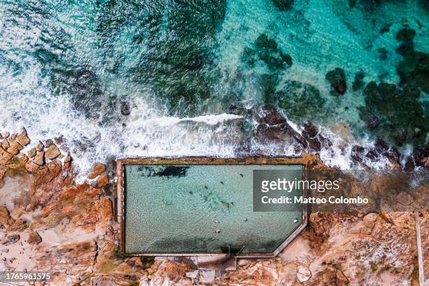 south cronulla rock pool, sydney, australia - sydney ocean drone stockfoto's en -beelden