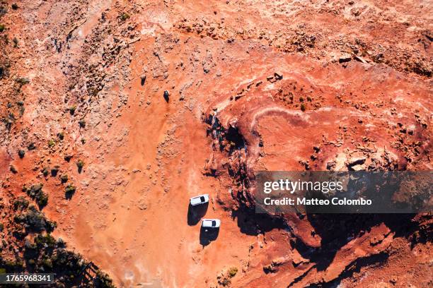 two cars offroad in the outback, western australia - western australia stock pictures, royalty-free photos & images