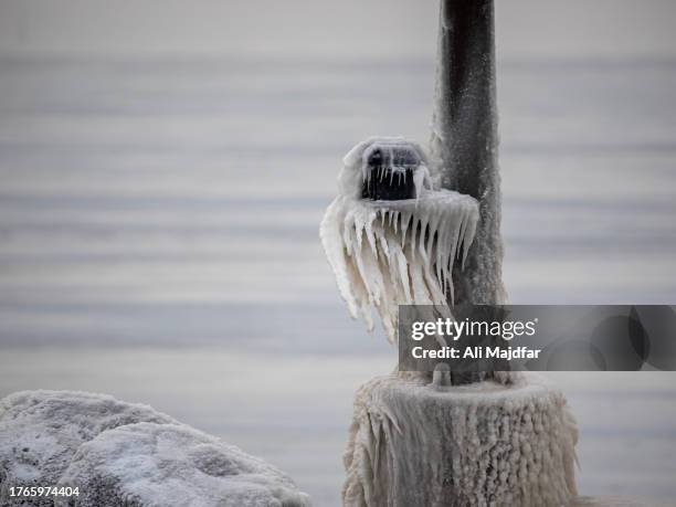 icicles after storm - eiszapfen stock-fotos und bilder