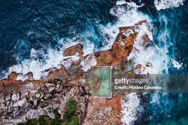 rock pool and coastline, coogee, sydney - sydney ocean drone stockfoto's en -beelden