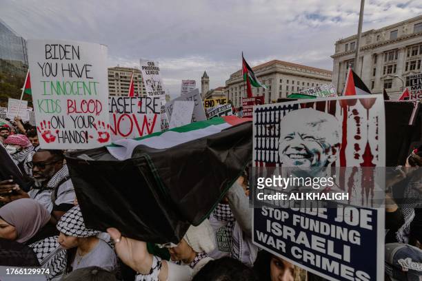 Washington DC, USA. People carry mock coffins covered with the Palestinian flag during a demonstration of solidarity with Palestinians. Demonstrators...