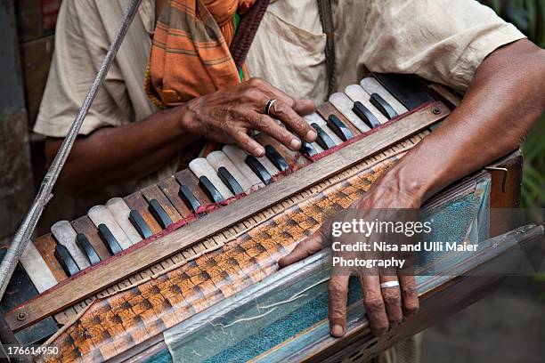 man with a 'home-made' harmonium in kolkata, india - harmonium stock-fotos und bilder