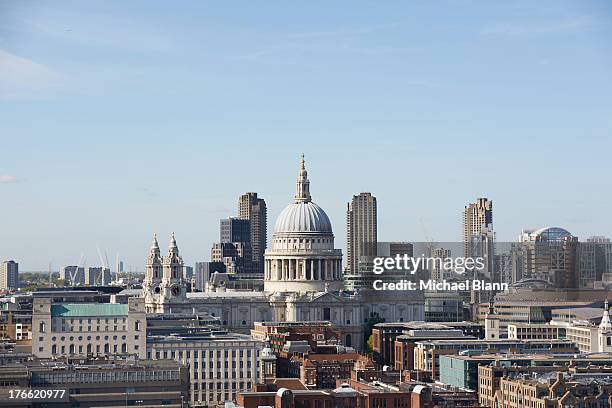 london skyline and landmarks - cathédrale saint paul londres photos et images de collection