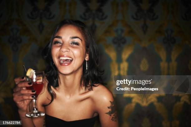 she's got el carisma y un cóctel por la noche vida - cocktail party fotografías e imágenes de stock