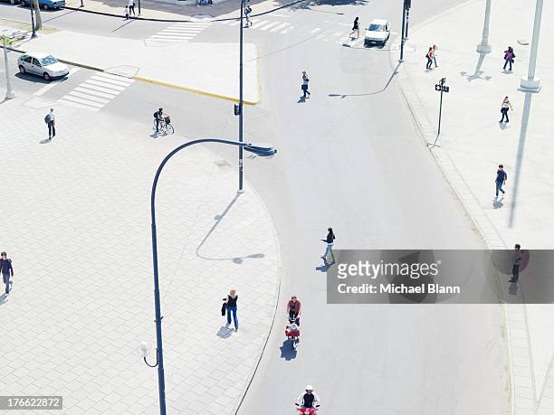 people commuting in the city from above, aerial - street light photos et images de collection