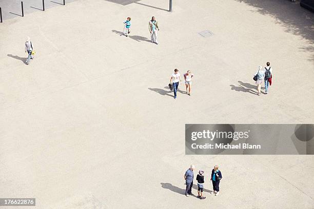 people in plazza seen from above, aerial - praça - fotografias e filmes do acervo